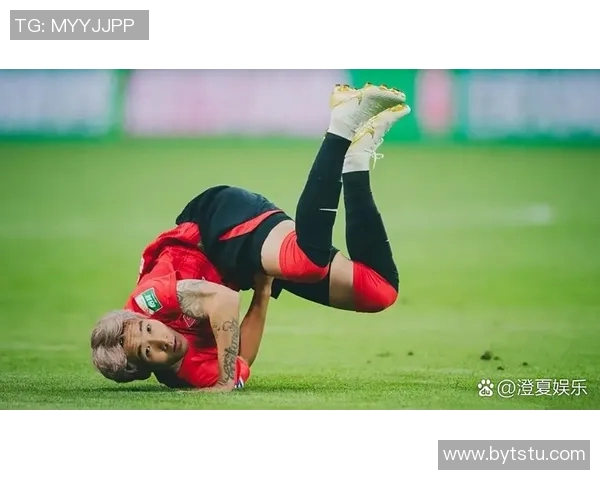 球星跪滑半个足球场瞬间展现超凡技巧与坚韧精神引发热议