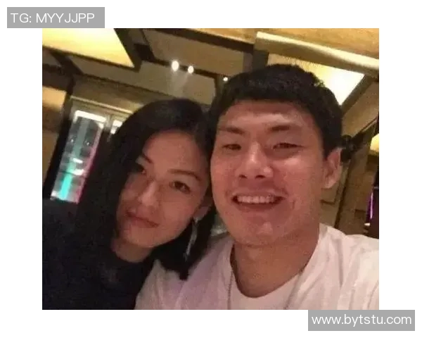 国足球星背后的女人们：揭秘他们的爱情故事与支持力量